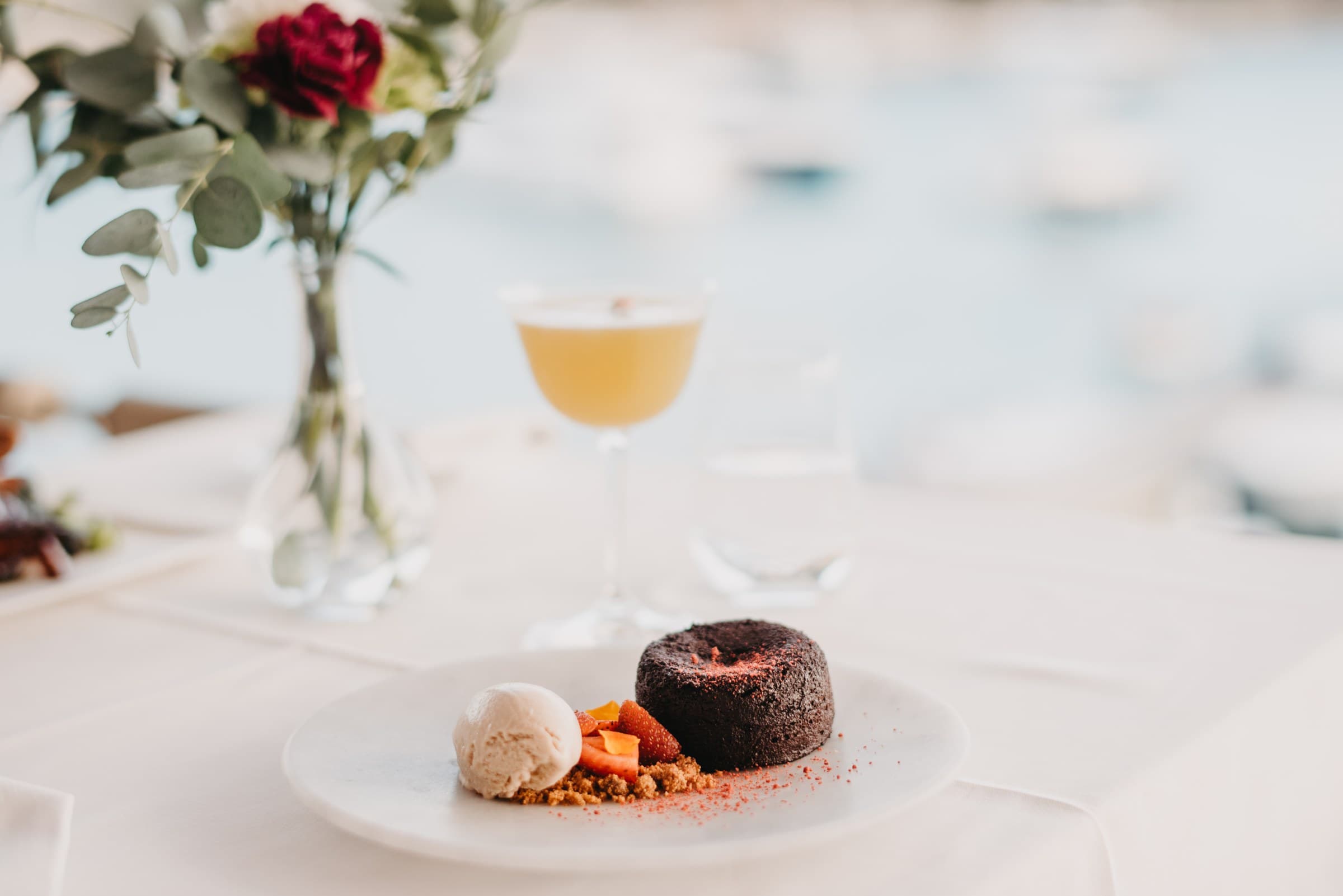 Dessert aus dunkler Schokolade mit Maraska-Kirsche und einem Cocktail in der Dämmerung, Terrasse des Zori Restaurants, Palmižana
